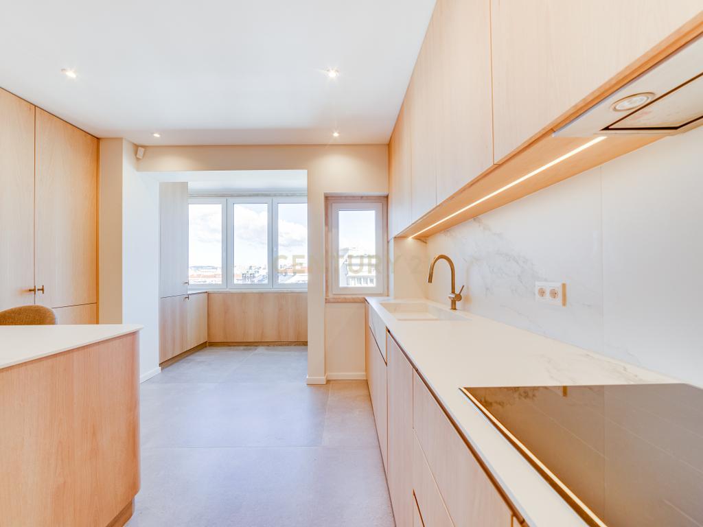 Luxuoso apartamento T4 em Lisboa com Vista e Acabamentos de Alta Qualidade - Image 2